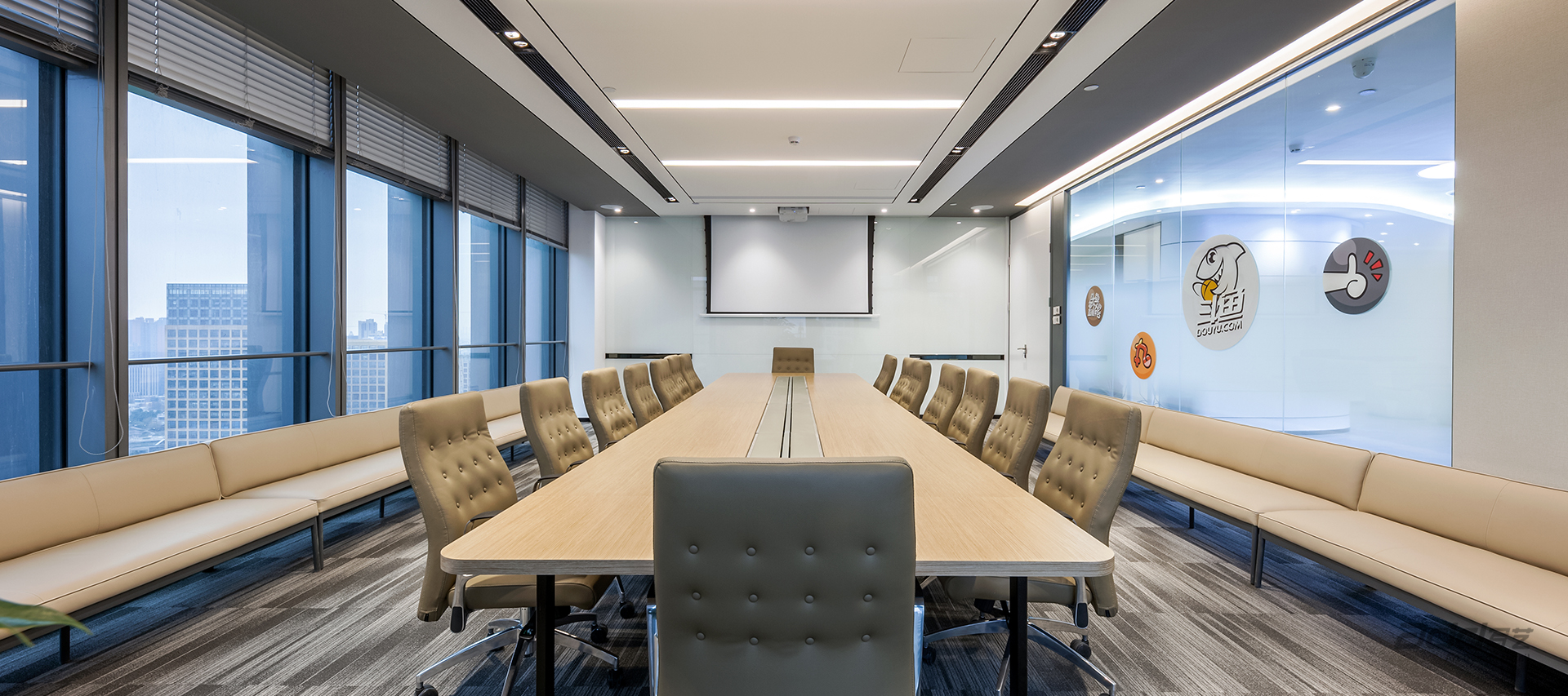 鬥魚TV辦(bàn)公(gōng)室裝(zhuang)修設(shè)計(ji) 大(da)會議室-pc
